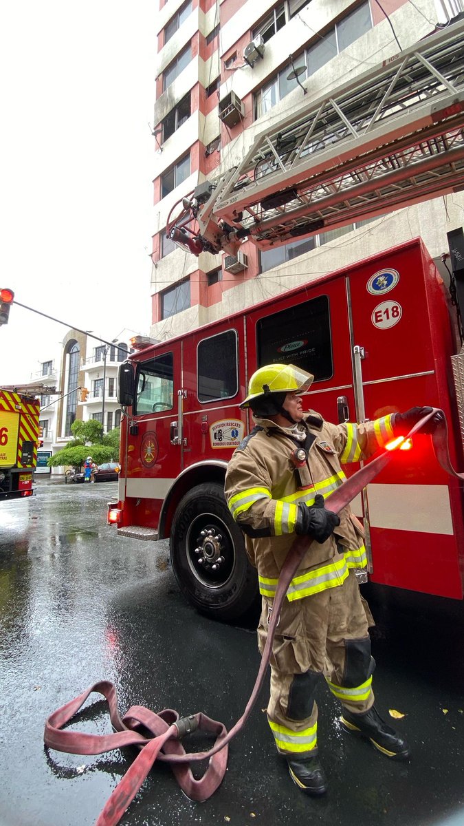 BomberosGYE's tweet photo. El incendio en un departamento del cuarto piso fue rápidamente controlado.

Actualmente, se llevan a cabo labores de ventilación. 🚒🚨No se reportan víctimas. https://t.co/OrseICYKxn
