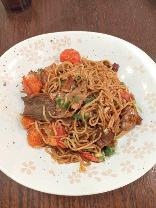 夕飯のトマト焼きそばおいしいけどソース味じゃなくて塩とか和風味にしたほうが味が引き立つかも 