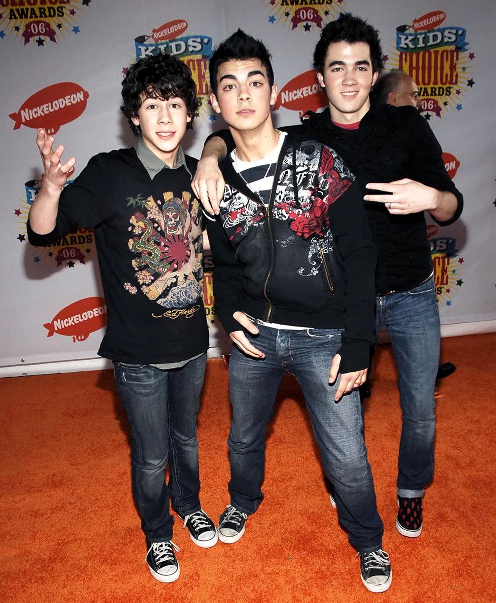 Leslierosep's tweet photo. How I met them                And I’m still here
@jonasbrothers https://t.co/444njTLPVw