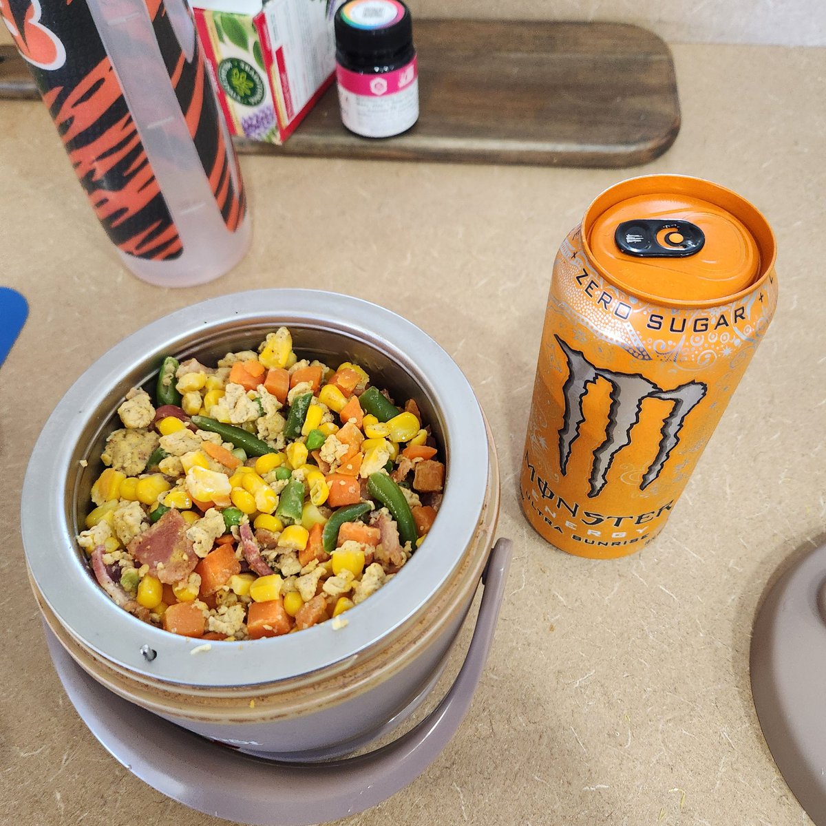 #Brunch #homemade #breakfastbowl
#mixedveggies #bacon

I put #TacoSeasoning, a slash of #beefbroth, splash of #heavywhippingcream and #Cinnamon in the eggs, it is really good. Oh and an #ultrasunrise #monsterenergy

Good lord I have become one of those annoying posters who put