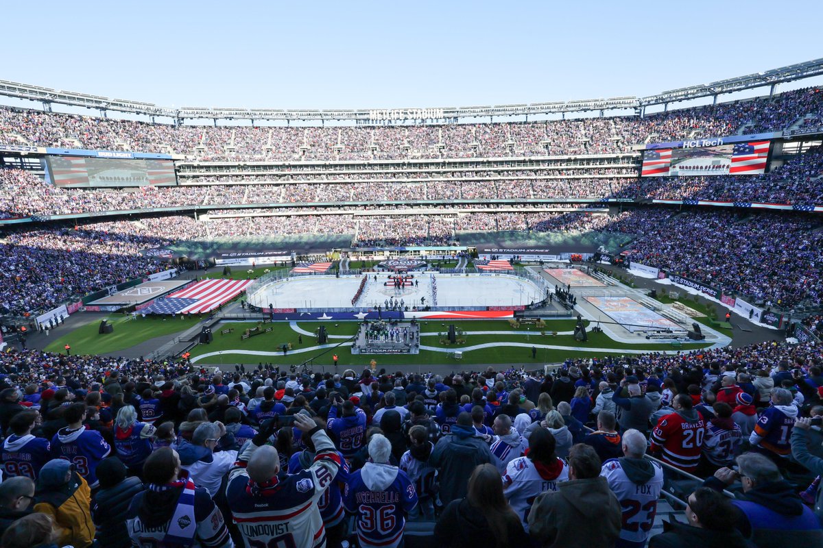 Outdoor hockey will never not be beautiful. 🤩 #StadiumSeries