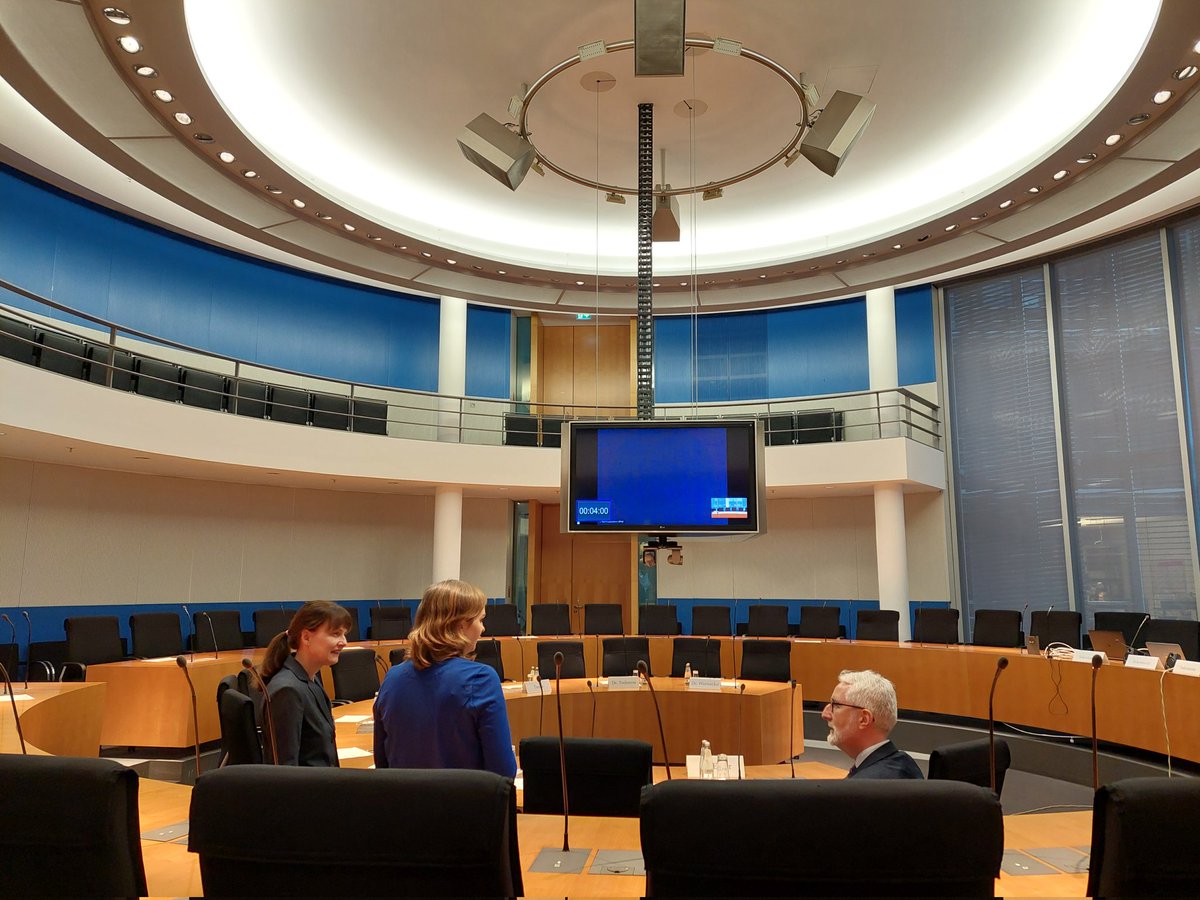 Wir sind früh dran bei der #Balkonkraftwerk Anhörung im Rechtsausschuss. Das bringt Zeit für die Sachverständigen, etwas kurz zu plauschen. Noch geht es freundlich zu...