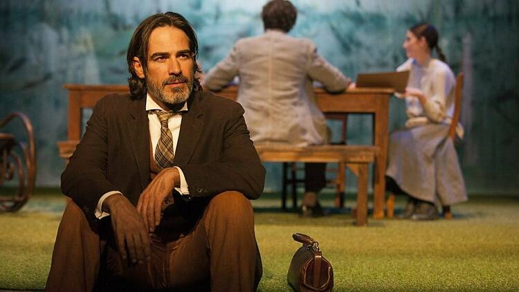 Este viernes 23, nuestro profesor de interpretación  @TousAlejandro protagoniza en <a href="/teatrearniches/">Teatre Arniches</a>  la adaptación de #TíoVania de Chejov realizada por la Cía. Guindalera, de gira nacional con esta maravillosa obra.