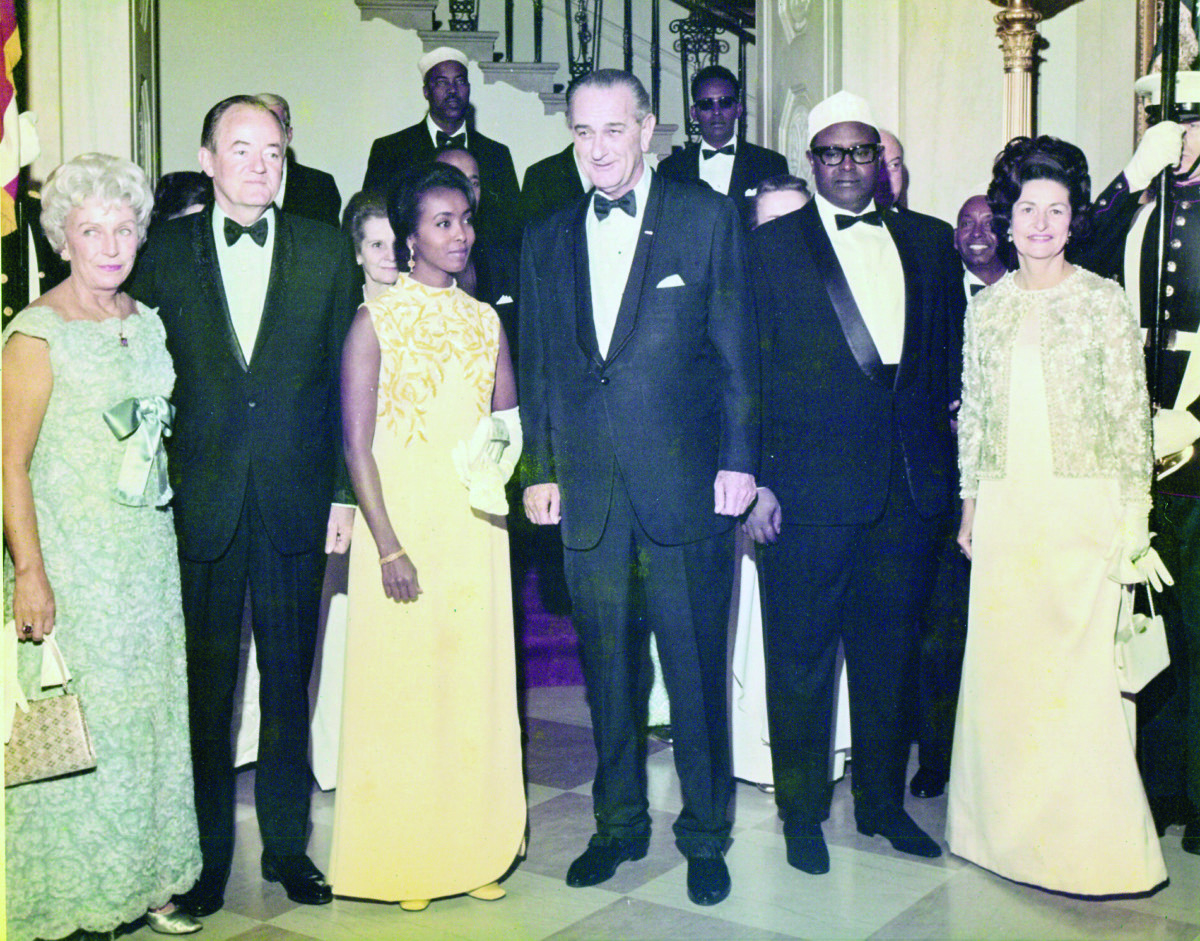 EIshmael_'s tweet photo. We should ask Edna Aden, the Catholic Hag, about the language they spoke when she was married to Somalia's former PM, Muhammad Haji Ibrahim. Despite her current criticism of Somalia, it's important to mention she was educated in Mogadishu and was a housewife to one of Somalia's PMs. All suddenly she don't speak Somali. Early onset dementia has affected her, but the secessionist (one clan enclave) are unaware of the term as their small region is led by a psychopathic governor!