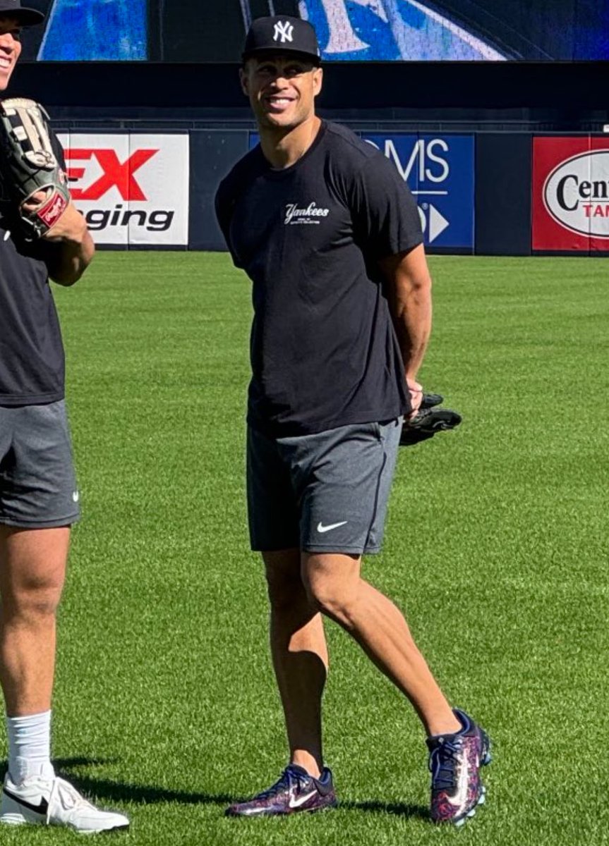 BaseballWRLD_'s tweet photo. Holy SHIT does Giancarlo Stanton look lean https://t.co/2WnbCAOQDW