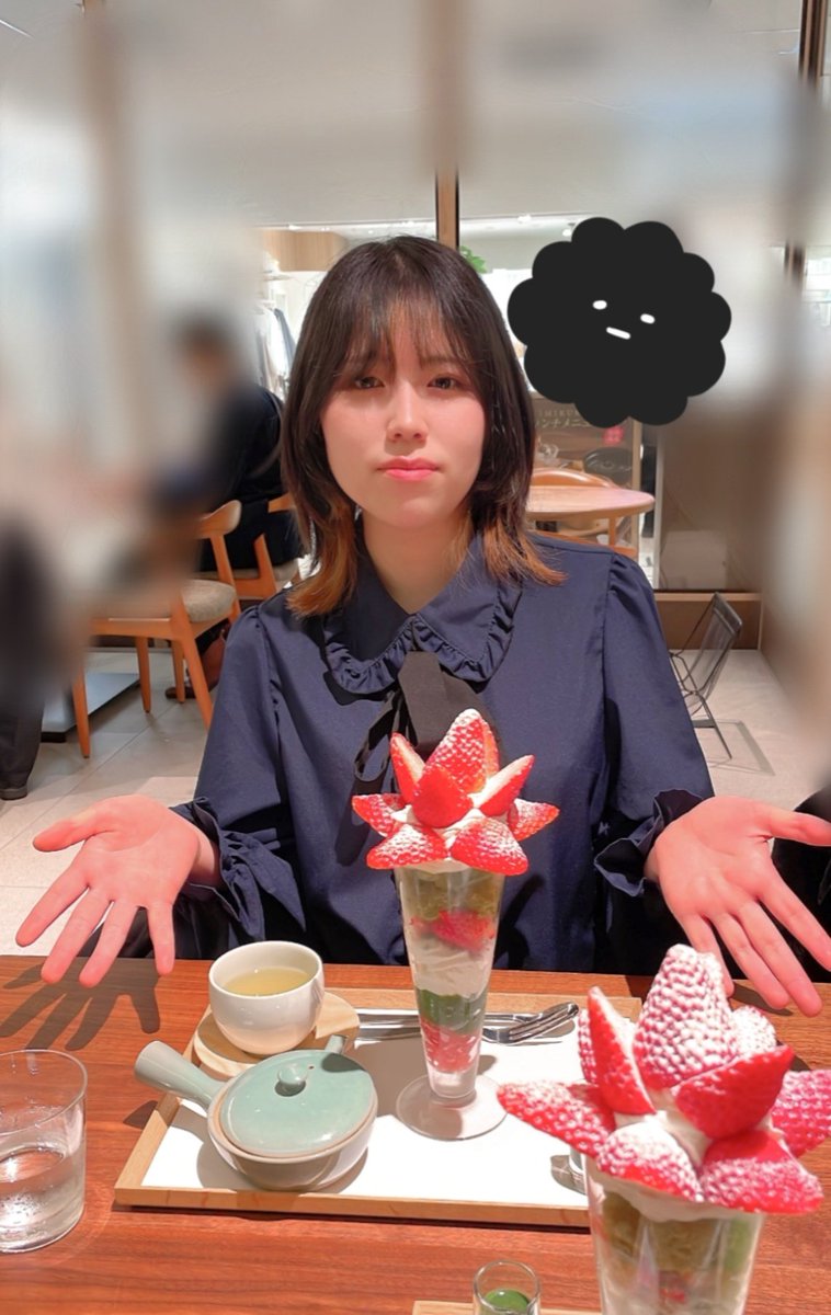 minori_score08's tweet photo. 抹茶好きの学友と一緒に食べてきました〜!!
そろそろ髪切りたい.......
(相変わらず笑顔下手なの許して😓) https://t.co/NuWu9WFQxD