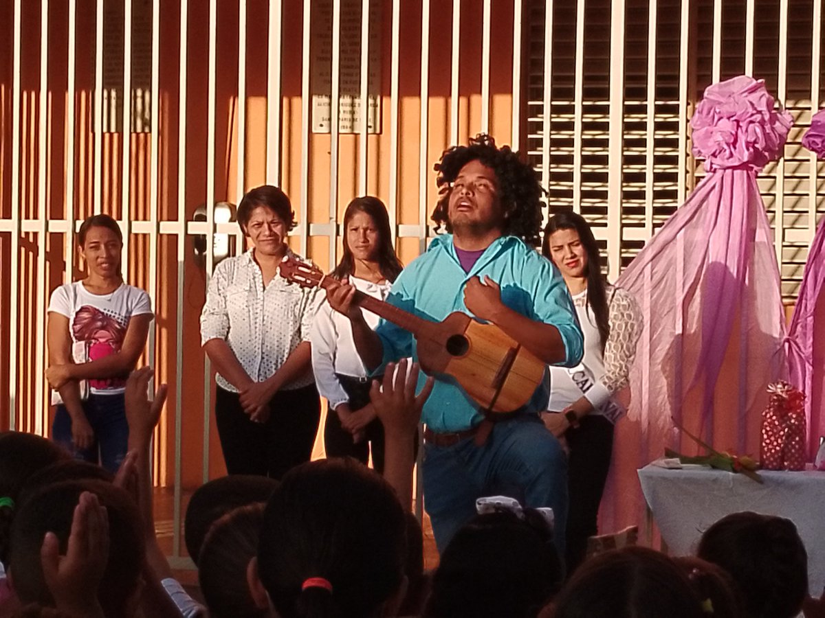 Ely Rafael Primera Rossell, conocido por su nombre artístico Alí Primera, fue un músico, cantante, compositor y activista político venezolano.
Hoy 19/02/2024 Interpretación de este maravilloso personaje
