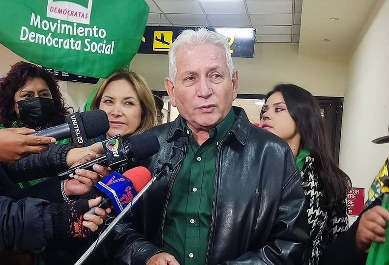 MoneyBolivia's tweet photo. Costas reitera que no habrá candidato de Demócratas en las elecciones de 2025. La agrupación se reúne en La Paz para hacer un análisis de la coyuntura nacional y proponer soluciones al respecto.
https://t.co/bxVS9JrzY1

#Money #Bolivia #Política https://t.co/qvOjcjYRbk