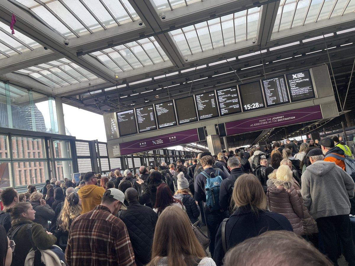 @MartinSLewis @EastMidRailway I was supposed to be on that train. Despite getting to the station early we were told the train was full. I had a reserved seat 🙈 This is the queue for the next train.