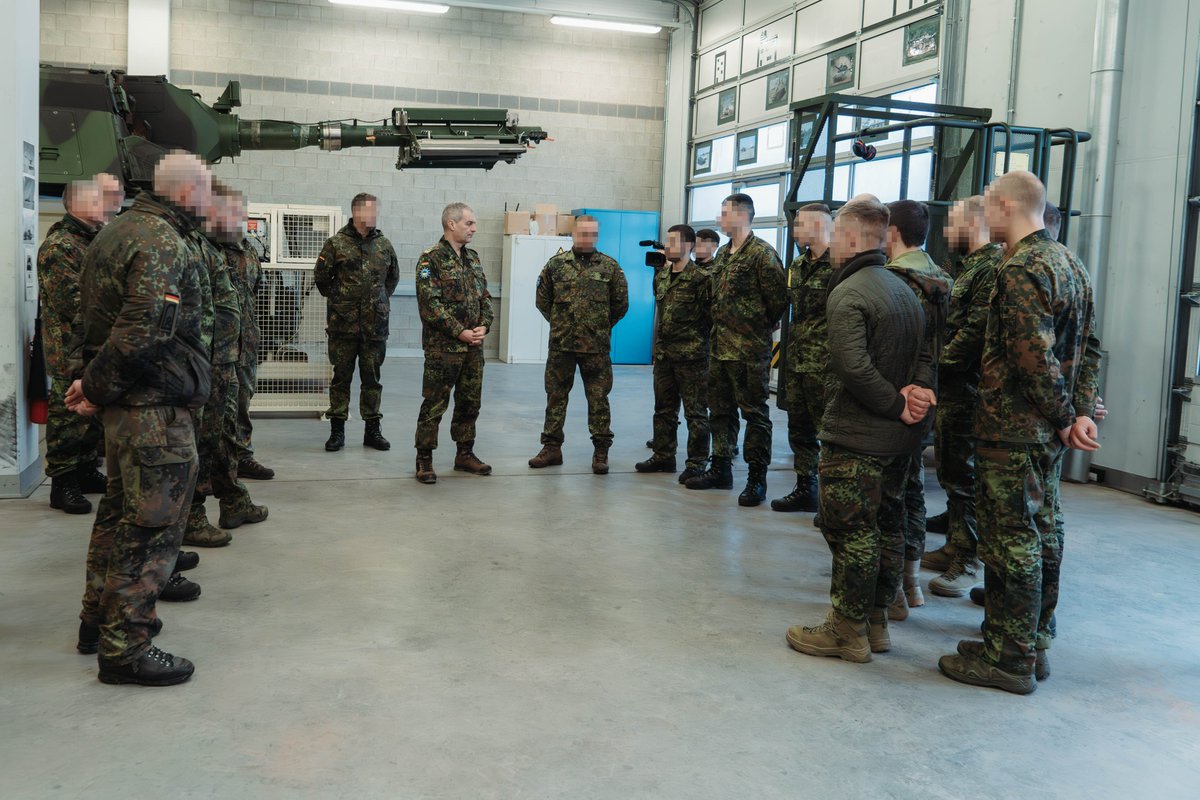 STC_EUMAM_UA's tweet photo. The commander of the Special Training Command (ST-C), Lieutenant General  @AndreasMarlow , visited the artillery training of 🇺🇦 soldiers in Germany. Since the beginning of #EUMAM 🇩🇪and 🇳🇱 intructors work closely together to provide the best possible training for ukrainian artillerists. In total 24 nations take part in this military assistance mission. 

#StandWithUkraine 
#UkraineWar