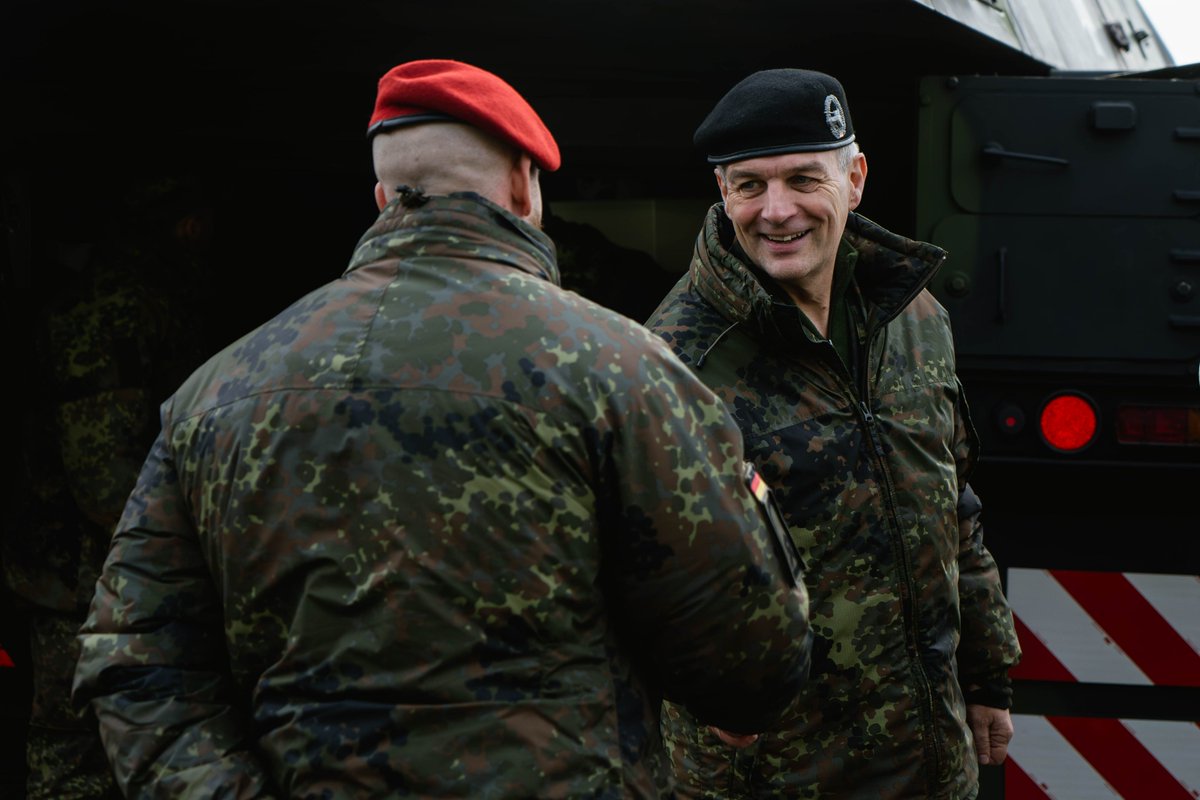 STC_EUMAM_UA's tweet photo. The commander of the Special Training Command (ST-C), Lieutenant General  @AndreasMarlow , visited the artillery training of 🇺🇦 soldiers in Germany. Since the beginning of #EUMAM 🇩🇪and 🇳🇱 intructors work closely together to provide the best possible training for ukrainian artillerists. In total 24 nations take part in this military assistance mission. 

#StandWithUkraine 
#UkraineWar