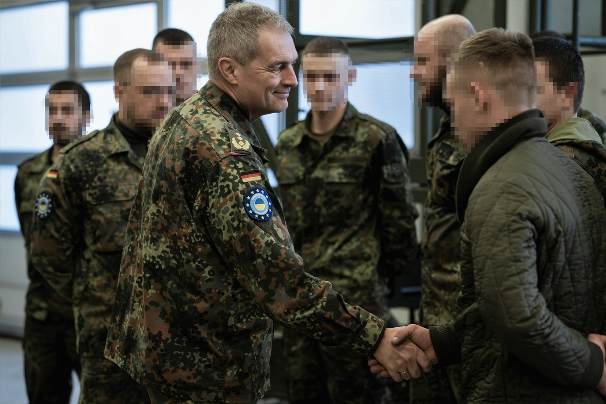 STC_EUMAM_UA's tweet photo. The commander of the Special Training Command (ST-C), Lieutenant General  @AndreasMarlow , visited the artillery training of 🇺🇦 soldiers in Germany. Since the beginning of #EUMAM 🇩🇪and 🇳🇱 intructors work closely together to provide the best possible training for ukrainian artillerists. In total 24 nations take part in this military assistance mission. 

#StandWithUkraine 
#UkraineWar