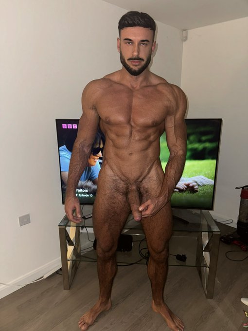 Tv or me 😏 https://t.co/NdOBXn3YZ7