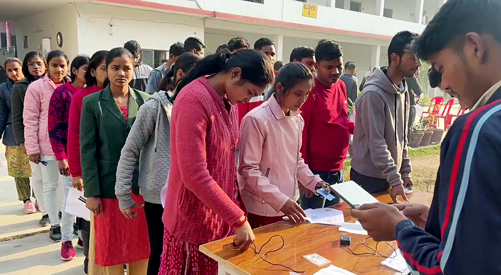 यूपी पुलिस भर्ती में पर्चा लीक के आरोप, बोर्ड अध्यक्ष ने गठित की आंतरिक समिति

पूरी ख़बर- bbc.in/49bgjkZ