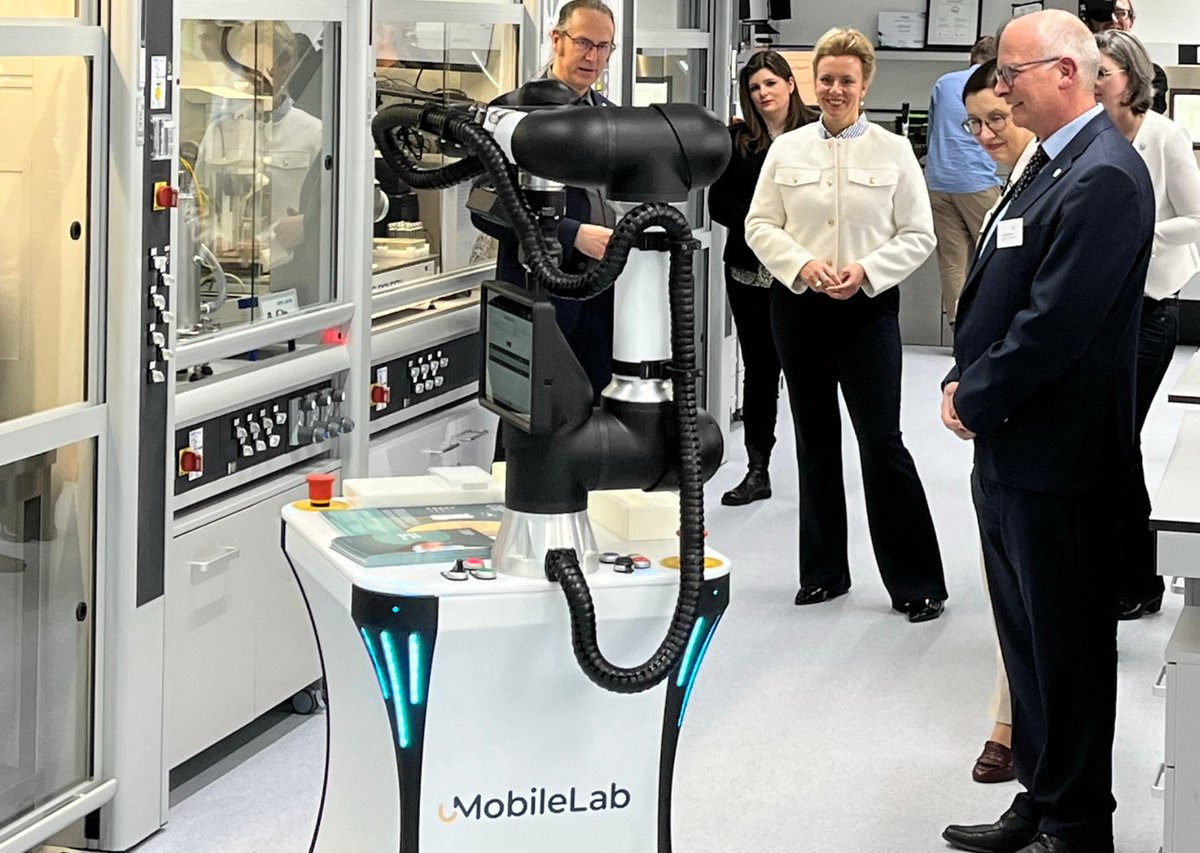 united_robotics's tweet image. 🌟 The Future Is Now!👇
 
👉 We had a great day demonstrating our #CobiotX solution #uMobileLab to Ina Brandes, Minister of Culture and Science of North Rhine-Westphalia,  in the context of the #FutureLab.