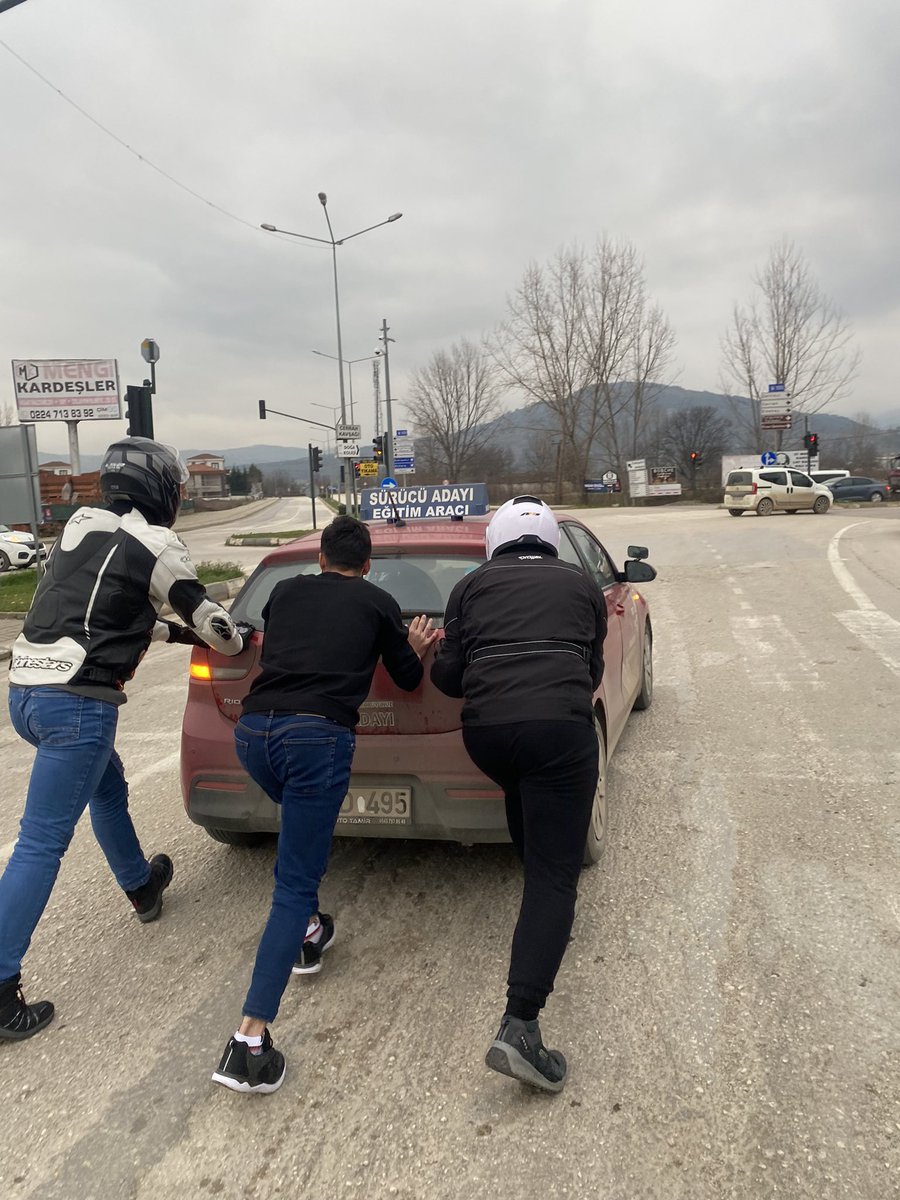 bugün direksiyon dersimin ilk günüydü, yolda kaldım