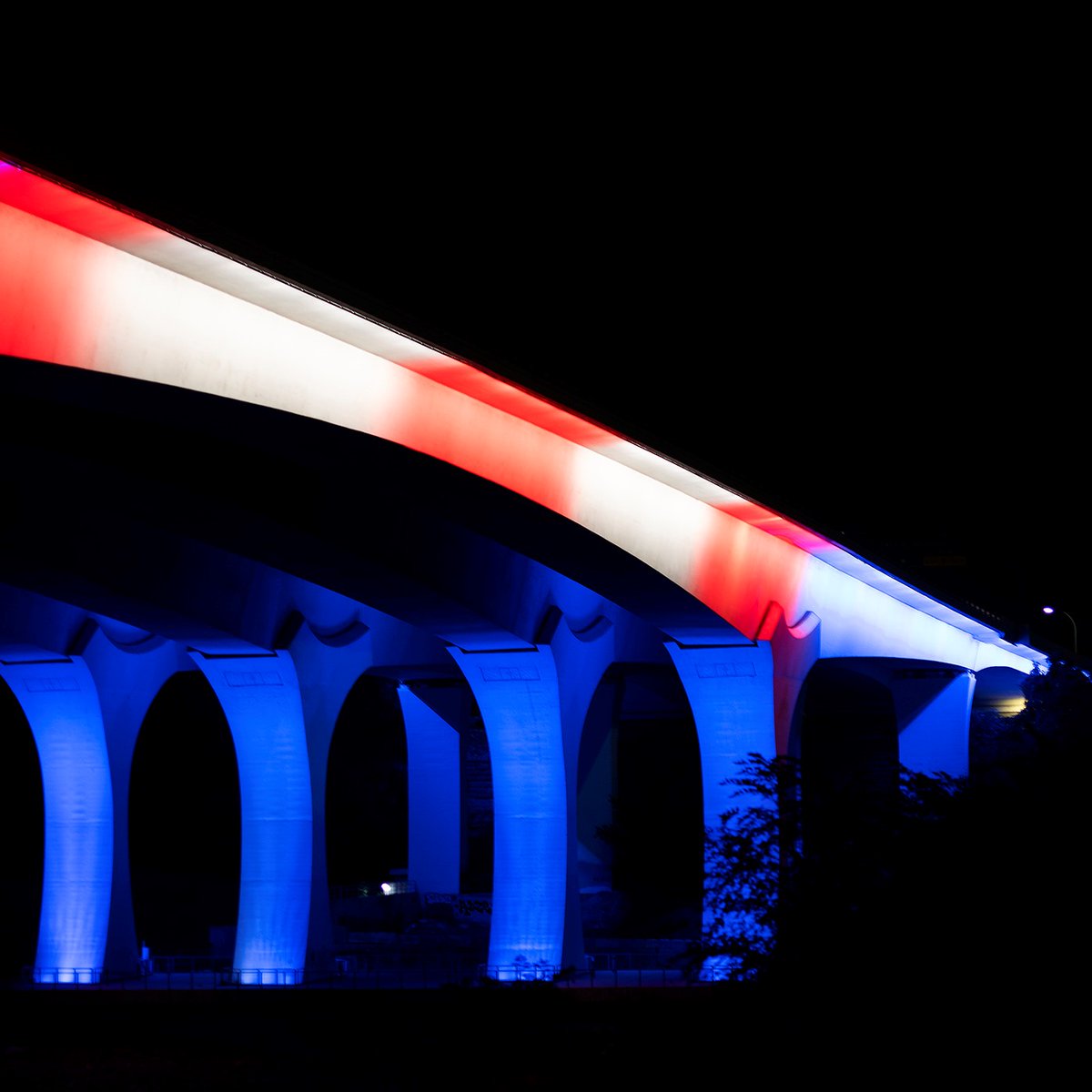 MnDOT's tweet photo. The I-35W bridge in Minneapolis will be lit red, white and blue tonight for Presidents Day. https://t.co/JxmLfHeHNZ