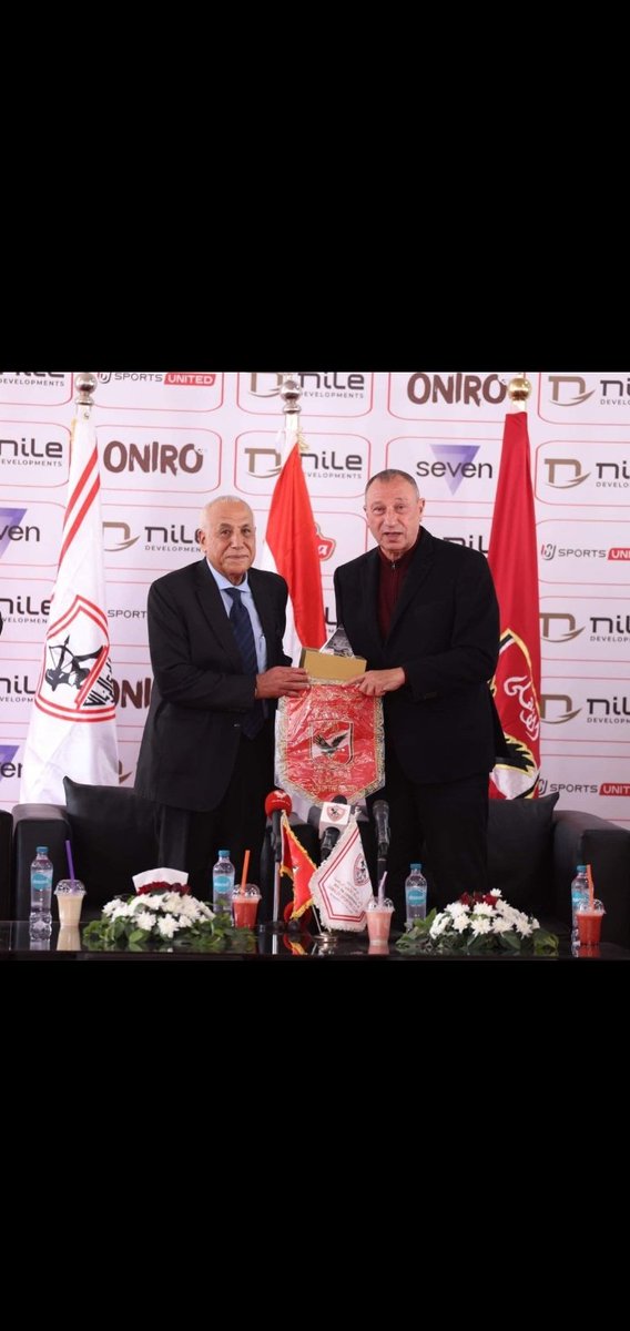 SamehMo56026078's tweet photo. كم  انت  كبير  يا أهلي  
كبير  بتاريخه  ومواقفه  ورجاله وأبنائه الكابتن  الاسطورة  المحترم  كابتن محمود الخطيب   شكرا  علي  أخلاقك  الي  كل  يوم  بتعلم  الوسط  الرياضي  يعني  ايه  رياضة  وروح رياضية https://t.co/C278eMK93p