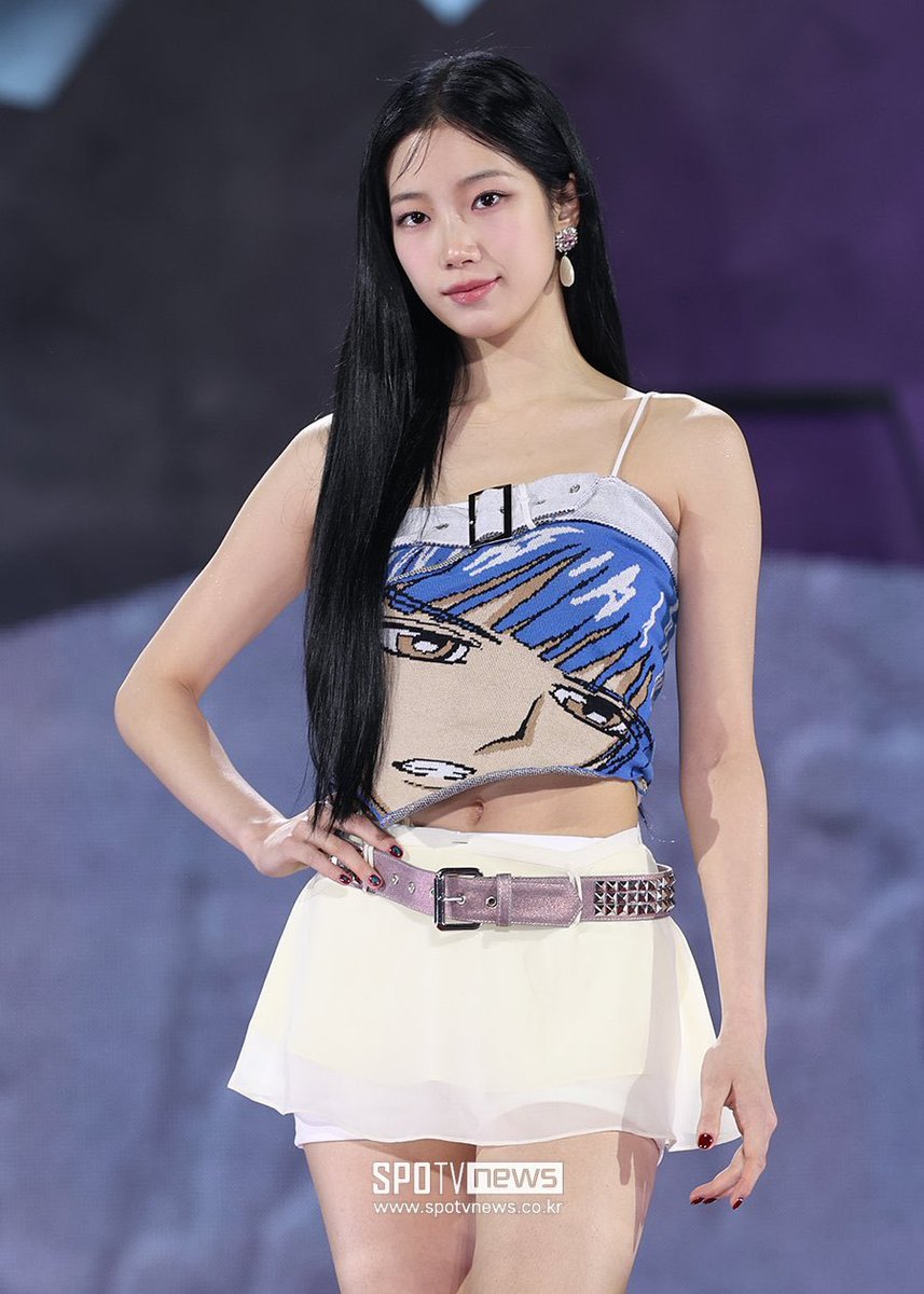 outfitsofgg's tweet photo. 💙#LE_SSERAFIM #Kazuha in #1xblue anime belt top for "EASY" showcase
🔗https://t.co/iPYRXntR0A
🏷️#oogg_LE_SSERAFIM ; #oogg_Kazuha ; #oogg_1xblue https://t.co/kpCKcTfKQz