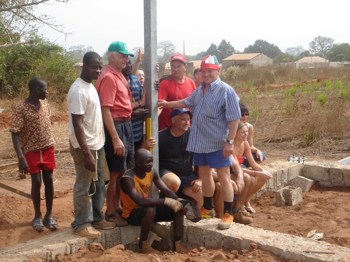 Benedetti1957's tweet photo. 2008, Guinea Bissau

Gino Benedetti accanto al primo palo, a lui nominato, della scuola elementare che presto sarebbe sorta. Quante storie ci sarebbero da raccontare, della sua amata Africa. Oggi avrebbe compiuto 89 anni.

Tanti auguri, Gino! https://t.co/jtLuDjgq7i