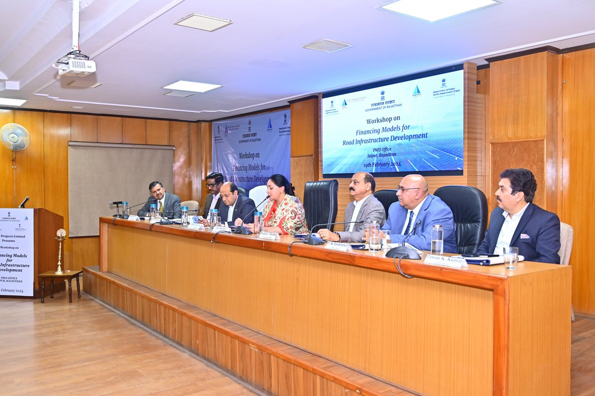 KumariDiya's tweet image. किसी भी राज्य के विकास की पहली सूचक सड़कें होती हैं। सड़कों को देखकर ही उस राज्य के विकास के संदर्भ में एक धारणा बनती है। इसी संदर्भ में आज प्रदेश के सड़क विकास के वित्तीय मॉडल-आई आई एफ़ सी एल की आयोजित कार्यशाला को संबोधित किया एवं संबद्ध अधिकारियों के साथ बैठक कर विभिन्न सड़क…