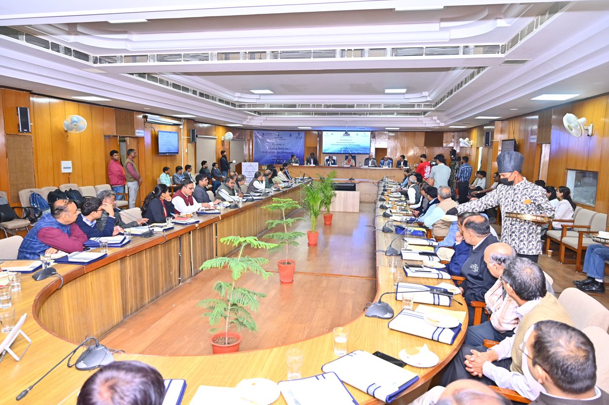 KumariDiya's tweet image. किसी भी राज्य के विकास की पहली सूचक सड़कें होती हैं। सड़कों को देखकर ही उस राज्य के विकास के संदर्भ में एक धारणा बनती है। इसी संदर्भ में आज प्रदेश के सड़क विकास के वित्तीय मॉडल-आई आई एफ़ सी एल की आयोजित कार्यशाला को संबोधित किया एवं संबद्ध अधिकारियों के साथ बैठक कर विभिन्न सड़क…