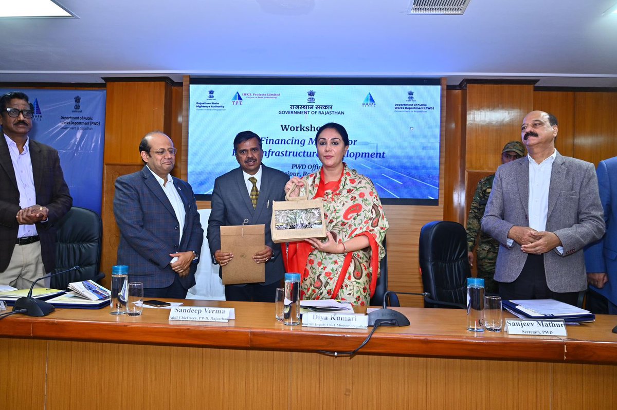 KumariDiya's tweet image. किसी भी राज्य के विकास की पहली सूचक सड़कें होती हैं। सड़कों को देखकर ही उस राज्य के विकास के संदर्भ में एक धारणा बनती है। इसी संदर्भ में आज प्रदेश के सड़क विकास के वित्तीय मॉडल-आई आई एफ़ सी एल की आयोजित कार्यशाला को संबोधित किया एवं संबद्ध अधिकारियों के साथ बैठक कर विभिन्न सड़क…