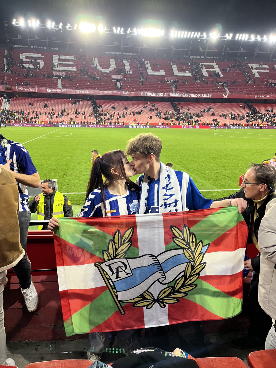 lauflakk's tweet photo. ⚠️NECESITO AYUDA JEREZ DE LA FRONTERA⚠️ ayer de camino a la estación por la avenida de arcos entre las 17:25 y las 17:45 perdí mi bandera del alavés, la cual viene conmigo a todos los partidos desde hace 7 años. Tiene un gran valor sentimental para mí y tengo un disgusto enorme + https://t.co/iWxl75JrQy