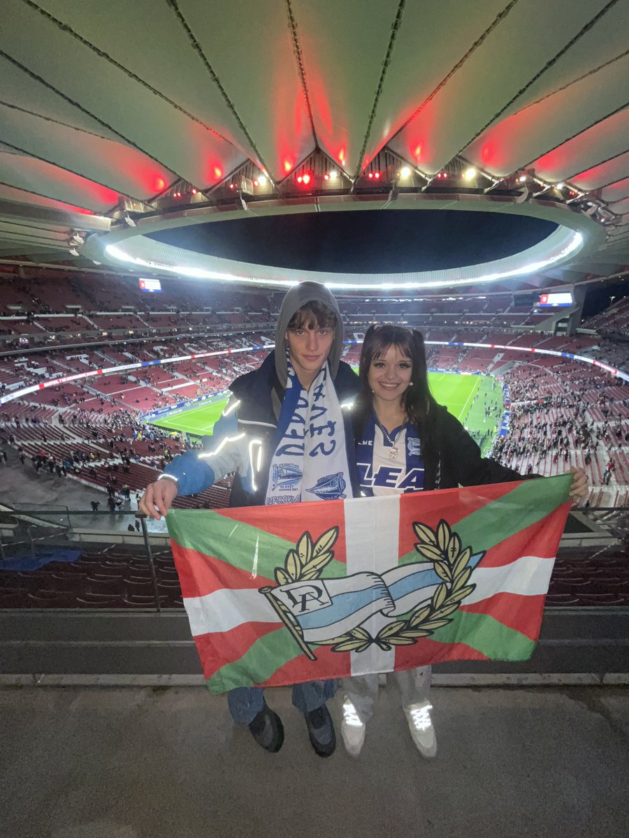 ⚠️NECESITO AYUDA JEREZ DE LA FRONTERA⚠️ ayer de camino a la estación por la avenida de arcos entre las 17:25 y las 17:45 perdí mi bandera del alavés, la cual viene conmigo a todos los partidos desde hace 7 años. Tiene un gran valor sentimental para mí y tengo un disgusto enorme +