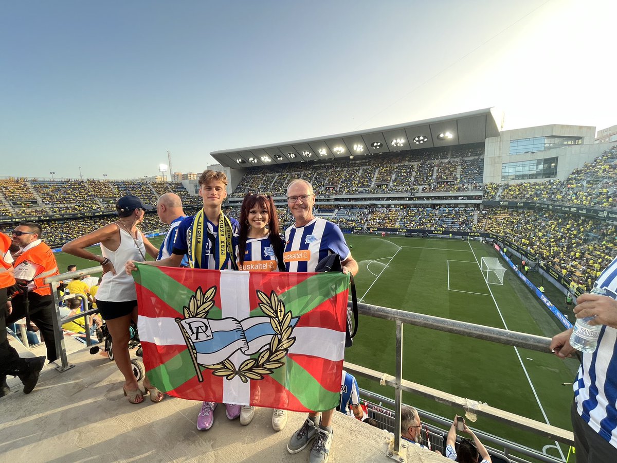 lauflakk's tweet photo. ⚠️NECESITO AYUDA JEREZ DE LA FRONTERA⚠️ ayer de camino a la estación por la avenida de arcos entre las 17:25 y las 17:45 perdí mi bandera del alavés, la cual viene conmigo a todos los partidos desde hace 7 años. Tiene un gran valor sentimental para mí y tengo un disgusto enorme + https://t.co/iWxl75JrQy