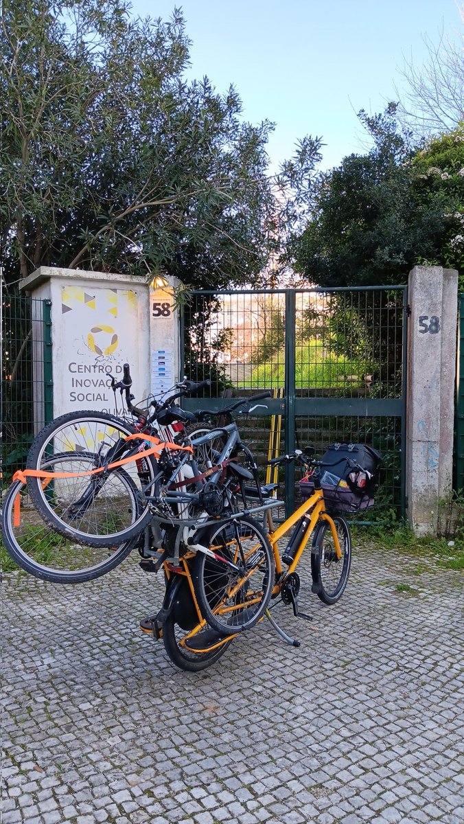 jjleiria's tweet photo. Não foi das coisas mais práticas que já transportei, mas chegámos inteiros e a horas. #YubaMundo #Longtail #CargoBike https://t.co/Mn6mKLZGfA