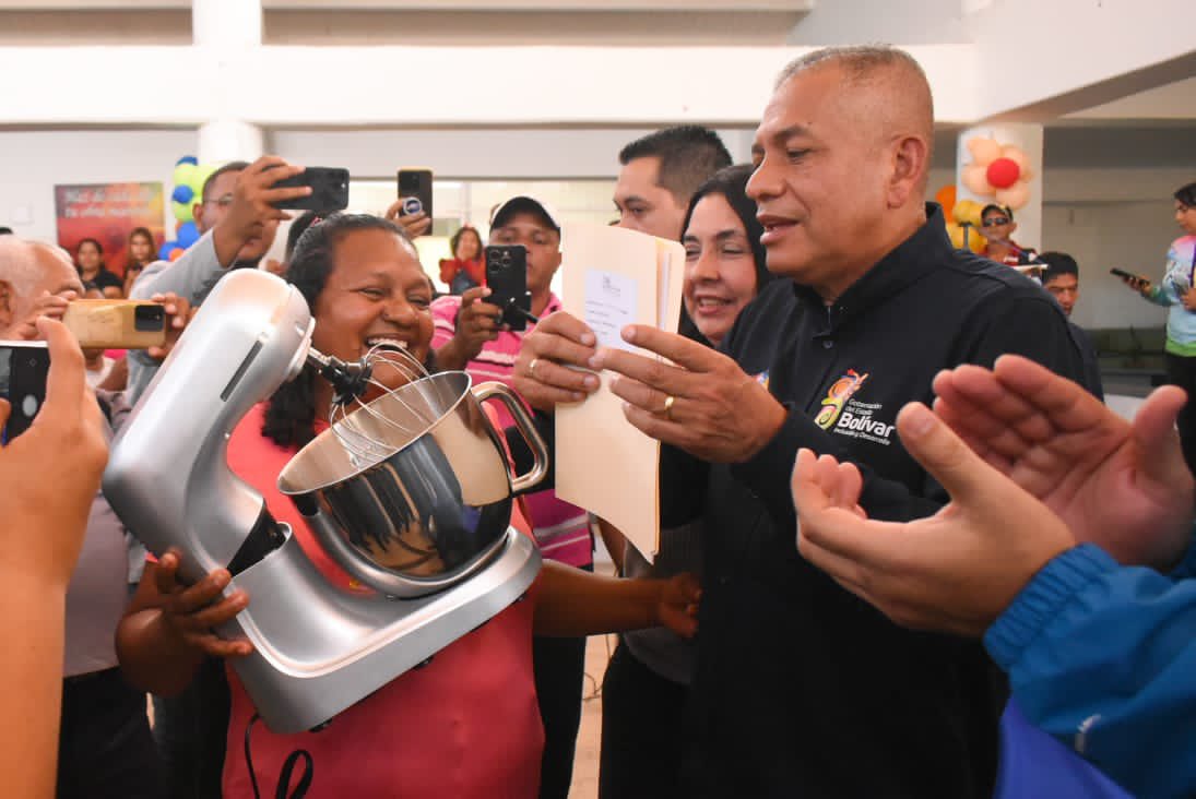 Así inicia nuestra semana llena de bendiciones. 
79 emprendedores y emprendedoras de Caroní recibieron créditos para mejorar su calidad de vida y la de sus familias . Gracias <a href="/NicolasMaduro/">Nicolás Maduro</a> por tanto apoyo para nuestro pueblo. <a href="/delcyrodriguezv/">Delcy Rodríguez</a> <a href="/OviedoPSUV/">Tito Oviedo</a>