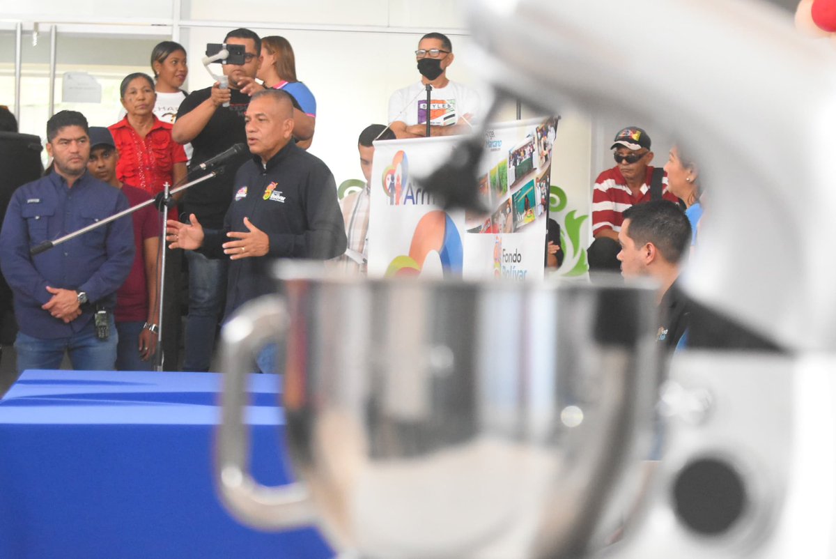 amarcanopsuv's tweet photo. Así inicia nuestra semana llena de bendiciones. 
79 emprendedores y emprendedoras de Caroní recibieron créditos para mejorar su calidad de vida y la de sus familias . Gracias @NicolasMaduro por tanto apoyo para nuestro pueblo. @delcyrodriguezv @OviedoPSUV https://t.co/2g95D4qVzY