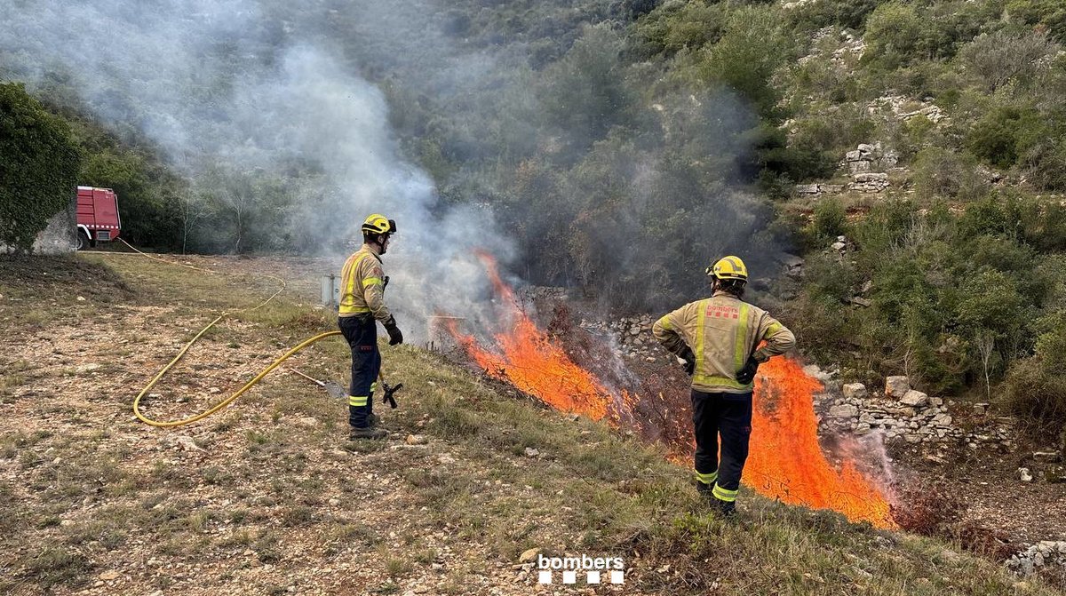 bomberscat's tweet photo. A Ulldecona, #GRAF #EPAF hem fet una crema de piles de vegetació #rxfire al barranc de la Carbonera. Aquest tipus de cremes són necessàries per prevenir futurs incendis.

#bomberscat https://t.co/IEqqcVBt7f