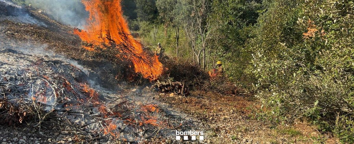 bomberscat's tweet photo. A Ulldecona, #GRAF #EPAF hem fet una crema de piles de vegetació #rxfire al barranc de la Carbonera. Aquest tipus de cremes són necessàries per prevenir futurs incendis.

#bomberscat https://t.co/IEqqcVBt7f