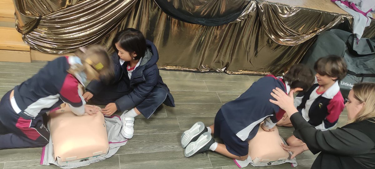 ElValle_III's tweet photo. En El Valle, la seguridad y el aprendizaje van de la mano. Nuestros valientes estudiantes están adquiriendo habilidades vitales como la RCP. Conocimiento que puede marcar la diferencia en situaciones críticas. 

¡Pequeños héroes en formación! 💙👶🏥 

#ElValle #RCP https://t.co/eHcpW0cAZn