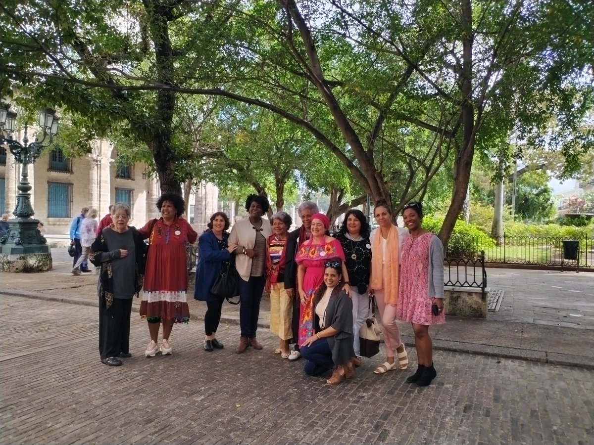 MartaCa15463487's tweet photo. #Ahora se realiza una presentación de lujo en la Calle de Madera, el #Libro "Siguiendo el hilo del tiempo" de la artista trinitaria Yudith Vidal Faife.@Artex_artecuba @CubaEsCultura #EdicionesCubanas, #VitrinaDeBoloña #OficinaDelHistoriador https://t.co/b9BhxABvvx