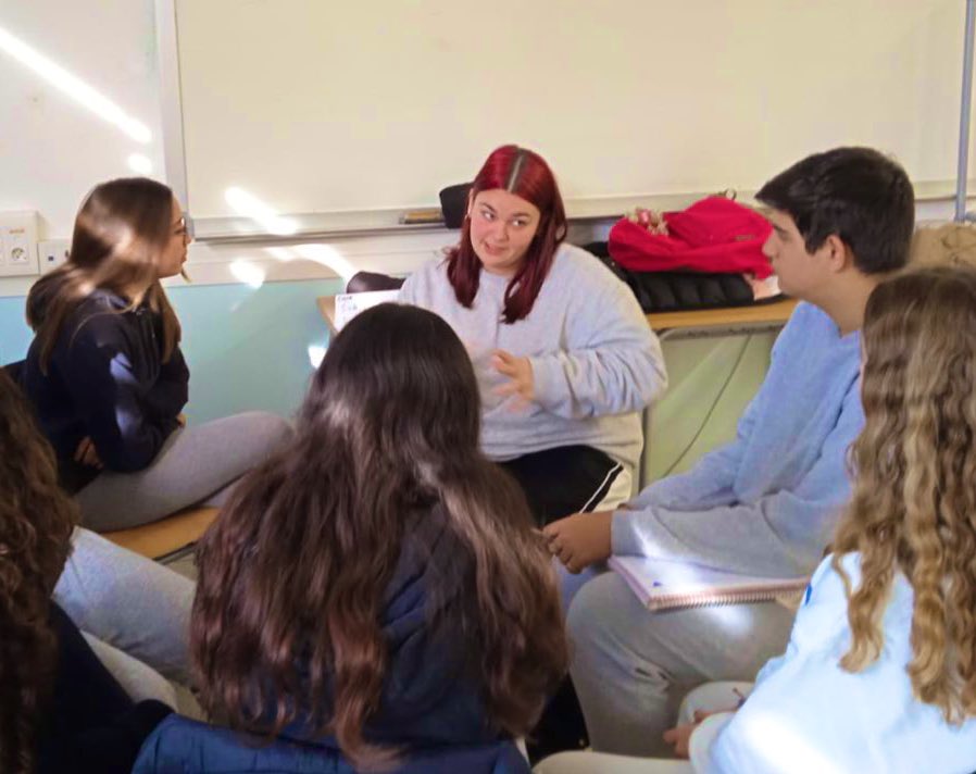 inscanoriac's tweet photo. Iniciem les “Converses d'orientació educativa postobligatòria” amb l’alumnat de 4t. Avui 16 exalumnes de l’@inscanoriac que cursen diferents branques de CFGM, Batxillerat i Batx Internacional han vingut a compartir la seva experiència. 
Moltes gràcies #emocioneu #ustrobemafaltar https://t.co/X0vGX1YnaQ