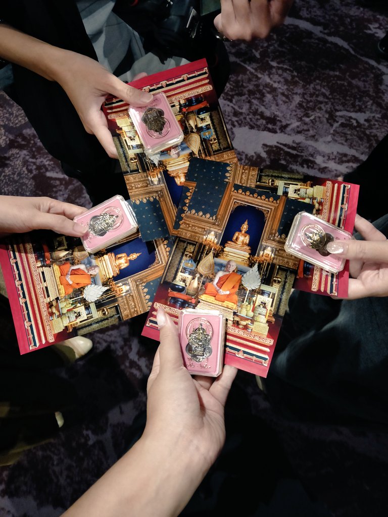 PoohChaiKonNun's tweet image. #พี่นาค4 แฟรนไชส์ที่แข็งแรงขึ้นเรื่อยๆ  ภาค 4 กลมกล่อมและลงตัวมากขึ้นความสยองความฮาได้บาลานซ์มากขึ้น มีฉากฮาขำแบบลั่นโรง และดราม่าที่ผูกเรื่องมาดี นักแสดงดีเคมีเข้าขาทุกคน คนที่ต้องขอชมเลยคือแปลน รัฐวิทย์ทุ่มมาก แสดงดีมาก! มีของที่ระลึกรอบสื่อที่เหมาะกับหนังมากๆ 😝🙏
#movietwit