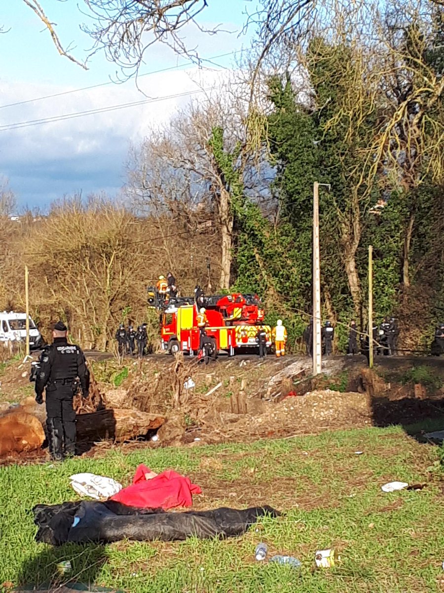 OPPtoulouse's tweet photo. 👮: "Opération judiciaire, vous n'avez plus accès à la zone".

Alors que des gendarmes montent pour déloger les écureuils, il n'est plus possible pour nous d'observer efficacement le déroulement des opérations.

#A69 #ZAD
Cc @LaVoieEstLibre_ https://t.co/3PEPCGJvK0