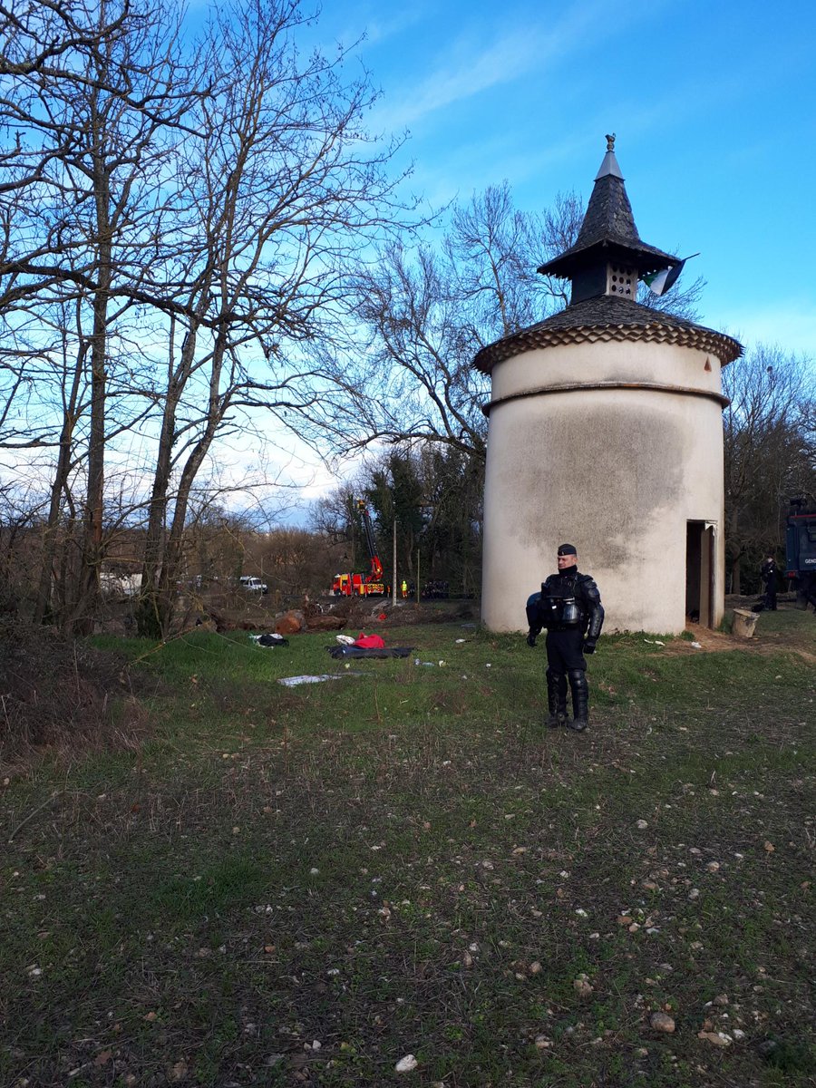 OPPtoulouse's tweet photo. 👮: "Opération judiciaire, vous n'avez plus accès à la zone".

Alors que des gendarmes montent pour déloger les écureuils, il n'est plus possible pour nous d'observer efficacement le déroulement des opérations.

#A69 #ZAD
Cc @LaVoieEstLibre_ https://t.co/3PEPCGJvK0
