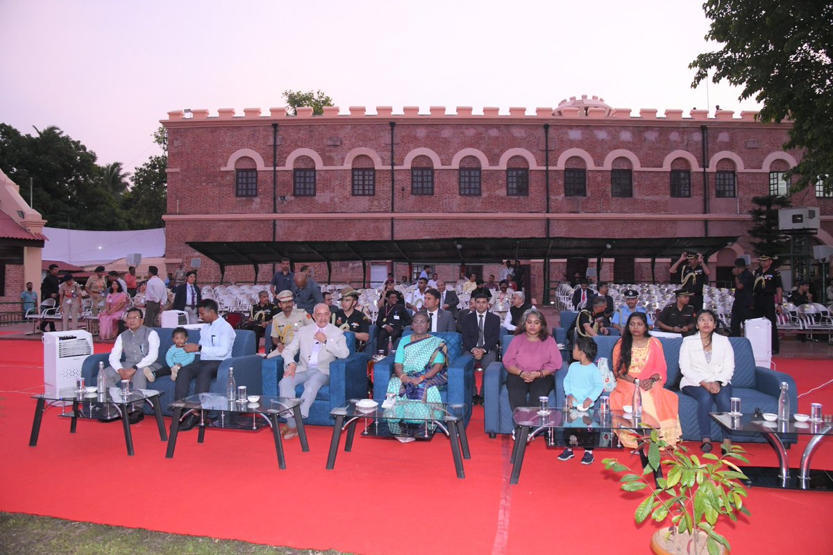 Hon’ble President visits the cell of Veer Savarkar and witness the light and sound show at Cellular Jail. 

A living monument which witnessed the supreme sacrifice of our freedom fighters. Rigorous imprisonment did not dampen the spirits of our beloved Heroes.
