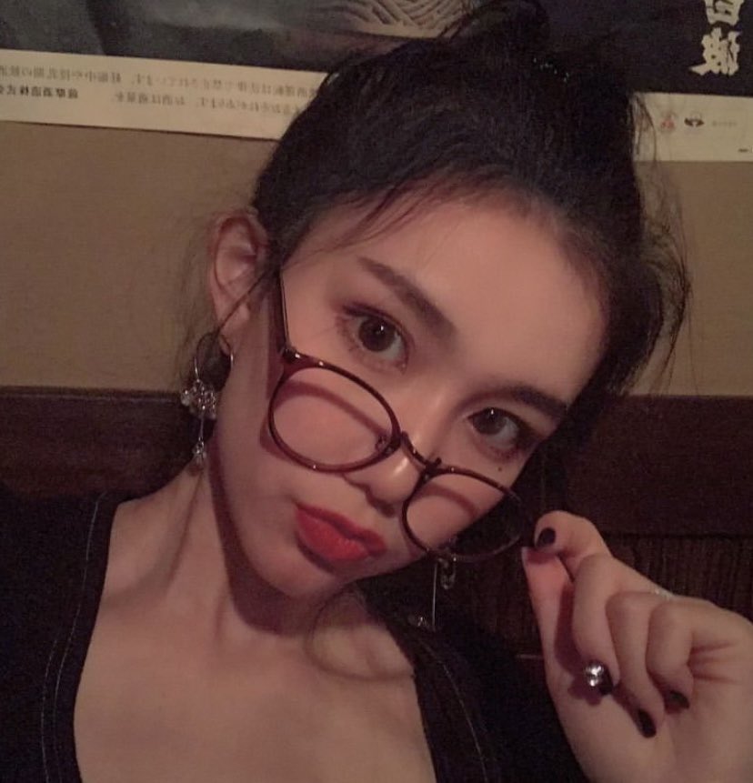 xiaxiajessica's tweet photo. 肉棒在我嘴里抽动，拔出来，然后射在脸上，眼镜上……好嘛……? https://t.co/sVVI1odL3D