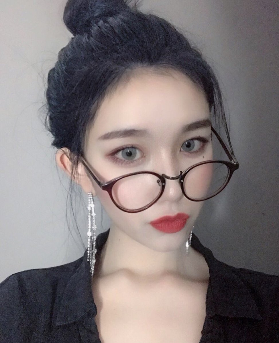 xiaxiajessica's tweet photo. 肉棒在我嘴里抽动，拔出来，然后射在脸上，眼镜上……好嘛……? https://t.co/sVVI1odL3D