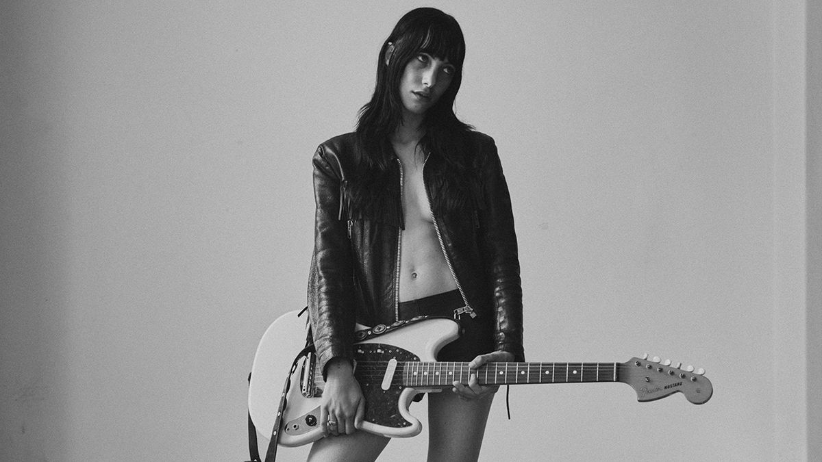 “I’ve always picked up my dad’s guitars, but I wasn’t that serious about it. Then I realized it was natural to me – it was so deep in my soul I didn’t have a choice”: Thurston Moore loved her demos. Now Devon Ross is journeying from actor to guitarist trib.al/zBWDCoC