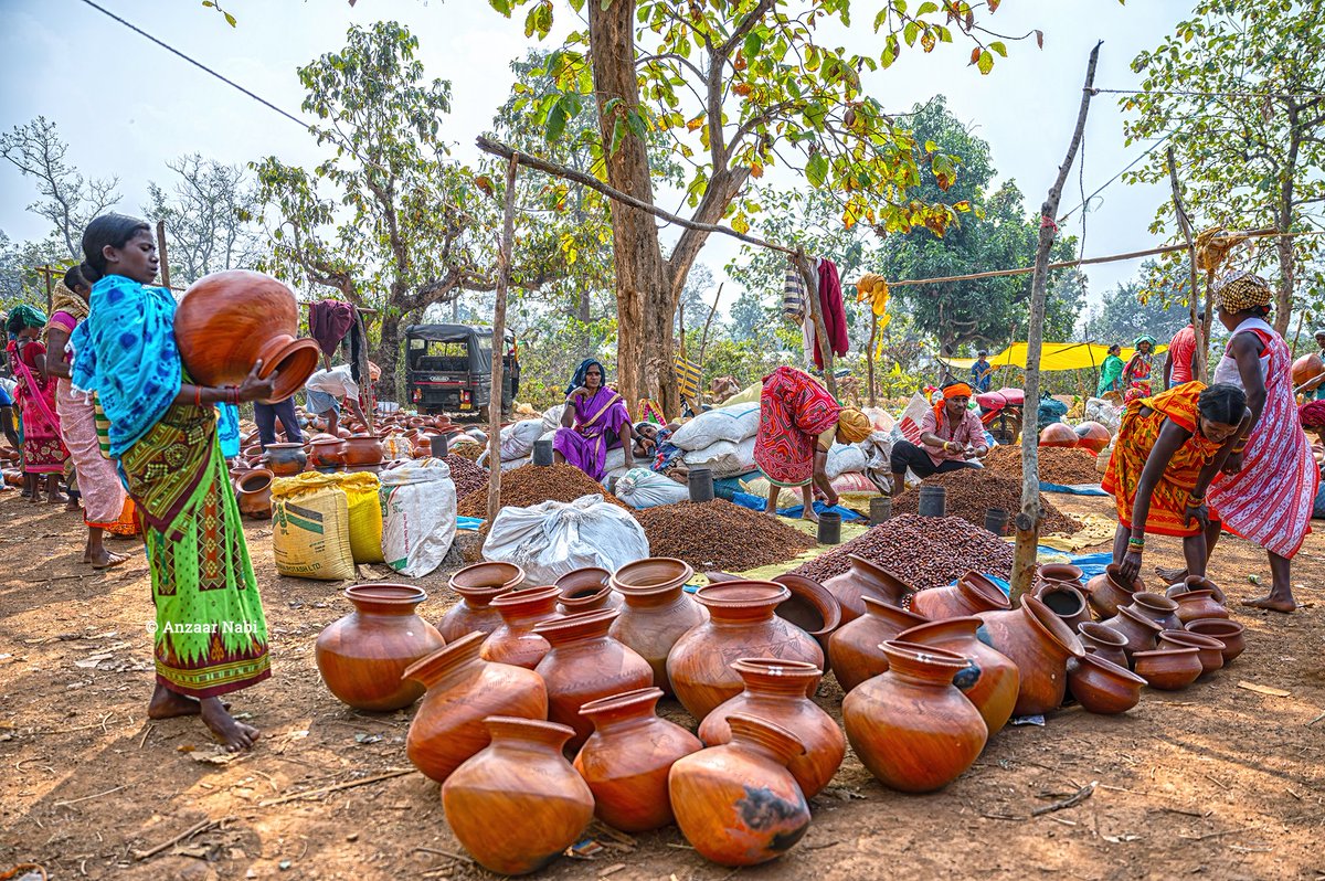 Earthen pots are used since time immemorial in our civilization and still in continuum. #ruralindia #weeklymarket #bastar #indiatourism #incredibleindia