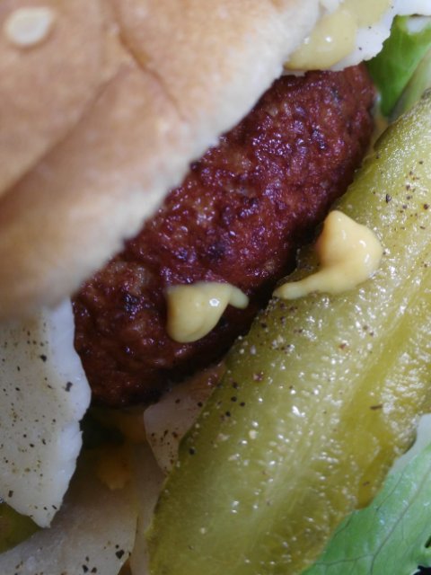 Wie war das? Selbstgemachte Hamburger + knackige Gürkchen = die perfekte Kombi für einen legendären Burger-Abend! 🍔+🥒=  😋💪 #HomemadeBurger #GenussZuhause