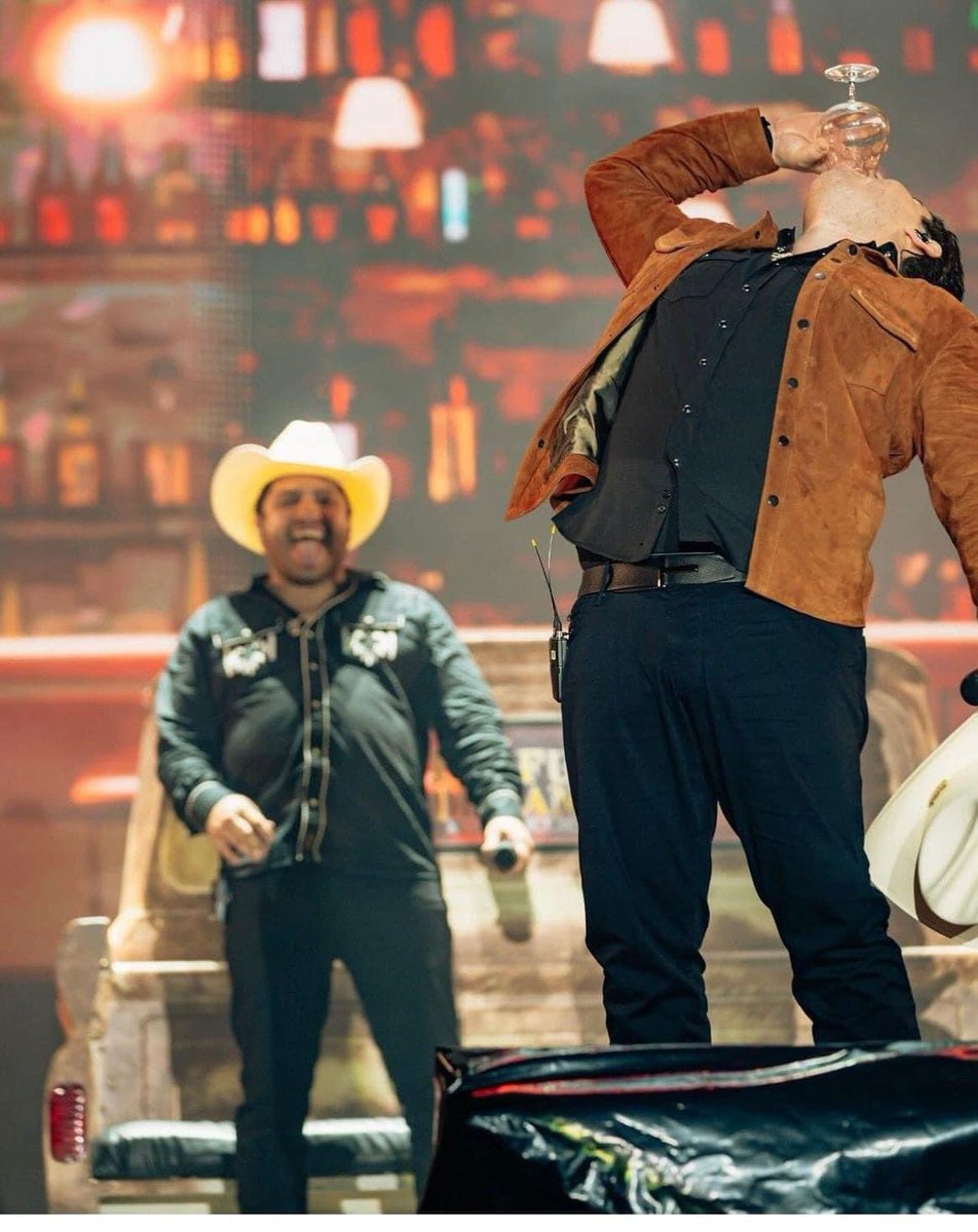 Yo viendo a mi compa el que dijo que ya no iba a tomar