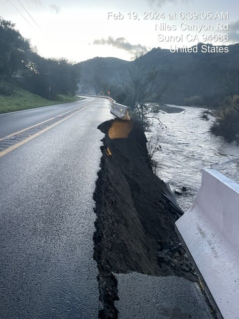 CaltransD4's tweet photo. #TRAFFICALERT: One-way traffic control is in place on State Route 84 just east of Palomares in Alameda County due to a slipout. For live traffic conditions go to Caltrans Quickmap 🔗https://t.co/cipKtcceGE https://t.co/NCveKYMNXO