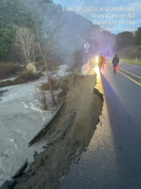 CaltransD4's tweet photo. #TRAFFICALERT: One-way traffic control is in place on State Route 84 just east of Palomares in Alameda County due to a slipout. For live traffic conditions go to Caltrans Quickmap 🔗https://t.co/cipKtcceGE https://t.co/NCveKYMNXO